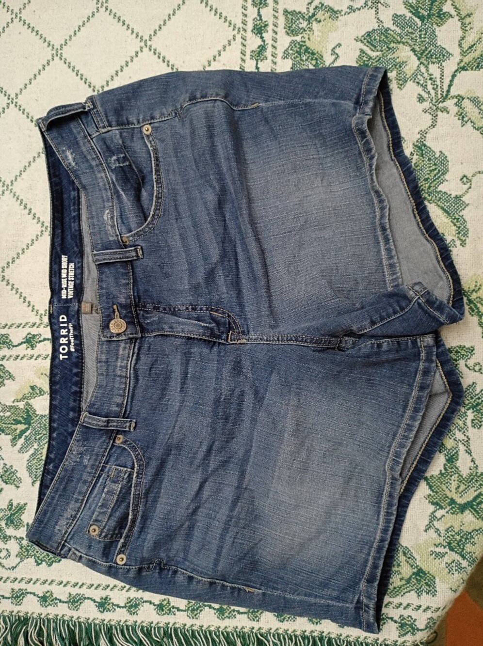 Torrid Mid-Rise Mid Short denim shorts size 18 great condition